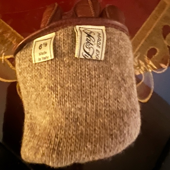 Luxury Leather Gloves - Picture 7 of 7